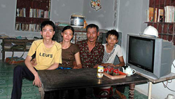Đặng Nhật Phi (bìa trái, ngoài cùng) chụp chung với bố mẹ và em trai.