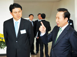 Ông Kim Tae-ho (trái) được Tổng thống Lee Myung-bak đề cử làm thủ tướng mới của Hàn Quốc