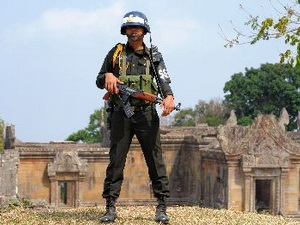 Binh sĩ Campuchia gác tại đền Preah Vihear.