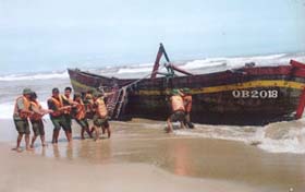 Bộ đội Biên phòng Quảng Bình tham gia cứu hộ, cứu nạn tàu ngư dân bị bão.