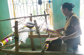 Từ nguồn quĩ khuyến công chị em phụ nữ thị trấn Vụ Bản, huyện Lạc Sơn duy trì dệt thổ cẩm truyền thống.