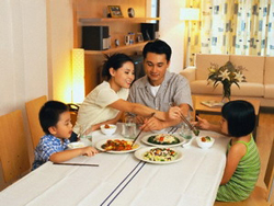 Ăn tối cùng nhau là cách hiệu quả để gắn kết cha mẹ và con cái.