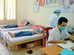 Học sinh bị cách ly điều trị tại trường do lây nhiễm cúm A/H1N1 năm 2009