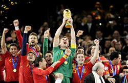 Iker Casillas và các đồng đội giương cao cúp vàng thế giới
