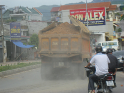 Tình trạng xe ôtô vận chuyển đất đá gây ô nhiễm môi trường thường xuyên xảy ra trên địa bàn thành phố Hòa Bình