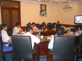Đồng chí Bùi văn Cửu - Phó Chủ tịch UBND tỉnh và lãnh đạo các Sở tham gia họp trực tuyến.