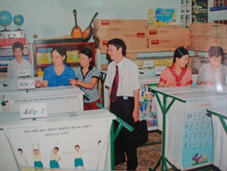 Nhiều trường học ở Tân Lạc đã chú trọng đưa thiết bị giảng dạy vào giờ học để nâng cao hiệu quả dạy và học
