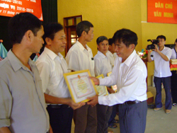 Lãnh đạo huyện Mai Châu trao giấy khen cho các cá nhân, đơn vị có thành tích xuất sắc trong phong trào 