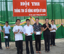 Đ/c Nguyễn Thị Hạnh, Phó Chủ tịch UBND huyện trao giaỉi nhất, nhì toàn đoàn cho các xã, thị trấn.