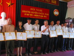 Lãnh đạo UBMTTQ huyện Tân Lạc trao giấy khen cho các cá nhân xuất sắc trong 2 cuộc vận động