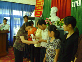 Lãnh đạo Hội Chữ thập đỏ tỉnh trao giấy chứng nhận cho các học viên.