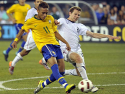 Neymar (số 11) trong màu áo ĐT Brazil