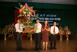 Đồng chí Bùi Văn Cửu, Phó Chủ tịch UBND tỉnh tặng hoa chúc mừng ngày thành lập ngành Bưu Điện Việt Nam