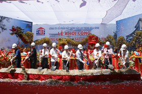 Lãnh đạo tỉnh, Tổng cục du lich và công ty khởi công dự án Khách sạn 4 sao.