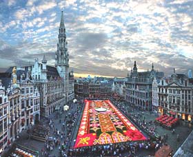 Tấm thảm cực lớn được đặt tại quảng trường Grand Place ở trung tâm thủ đô Brussels.