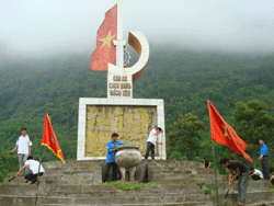 ĐVTN xóm Sèo, xã Cao Sơn lao động tình nguyện tại khu căn cứ cách mạng Giằng Sèo.
