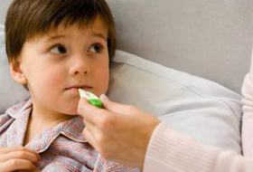 Có nhiều nguyên nhân dẫn đến sốt ở trẻ em.