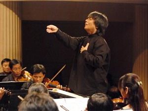 Nhạc trưởng Honna Tetsuji sẽ chỉ huy chương trình giao hưởng, vũ kịch đặc biệt.