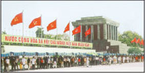 Nhân dân trong nước và khách quốc tế vào Lăng viếng Chủ tịch Hồ Chí Minh.