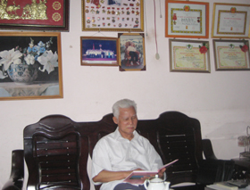 Ông Quách Xuân Tốn tự hào bên trang sử Đảng của thành phố Hoà Bình giai đoạn cách mạng Tháng Tám - 1945.
