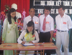 Đại diện các khu dân cư xã Phú Lão đăng kí thi đua xây dựng 
làng, bản văn hoá tiên tiến.
