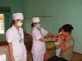 Cán bộ Trạm Y tế Khoan Dụ làm tốt công tác chăm sóc sức khỏe ban đầu cho nhân dân