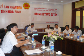 Đồng chí Bùi Ngọc Đảm, Phó Chủ tịch Thường trực UBND tỉnh cùng các thành viên Ban chỉ đạo PCLB-TKCN tỉnh tham gia Hội nghị trực tuyến.