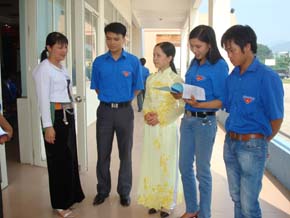 Chị Nguyễn Thị Tuyết (đứng thứ nhất từ trái sang) trao đổi kinh nghiệm hoạt động đoàn và phát triển kinh tế gia đình với ĐVTN.