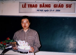 GS Ngô Bảo Châu nhận bằng giáo sư của VN