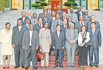 Chủ tịch nước Nguyễn Minh Triết với trưởng đoàn các nước Châu Phi.