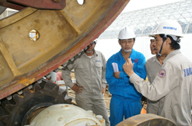 Cán bộ kỹ sư công ty TNHH Xuân Mai kiểm tra dây chuyền dự án Xi măng Hòa Bình.