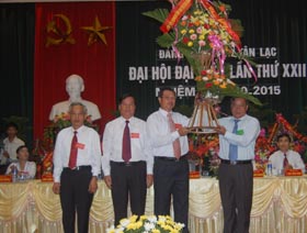 Đồng chí Hoàng Việt Cường, Bí thư Tỉnh ủy tặng hoa chúc mừng Đại hội Đảng bộ huyện Tân Lạc lần thứ XXII.