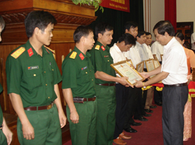 Đồng chí Bùi Văn Cửu, Phó Chủ tịch UBND tỉnh trao bằng khen của UBND tỉnh cho các tập thể.