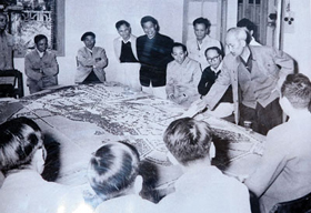 Ngày 16.11.1959, Chủ tịch Hồ Chí Minh xem mô hình quy hoạch xây dựng thủ đô
