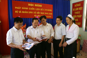 Lãnh đạo huyện Đà Bắc và xã Vầy Nưa trao đổi về nội dung cuốn sách.