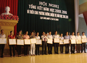 Trao bằng khen cho các tập thể, cá nhân đoạt danh hiệu trong năm học 2009-2010.