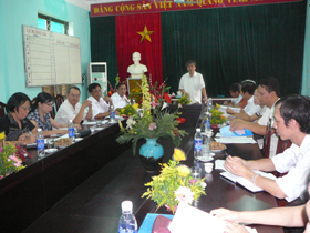 Đoàn khảo sát làm việc với trường THPT chuyên Hoàng Văn Thụ.