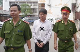 Lê Hồng Bàng (x) - TGĐ Công ty CP sàn bất động sản VN bị bắt vì hành vi lừa đảo dự án. 
