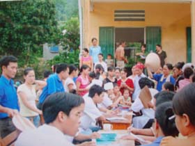 ĐVTN Bệnh viên Đa khoa huyện Lạc Thủy khám bệnh, phát thuốc miễn phí cho người dân xã Thanh Nông.
