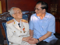 Tổng Bí thư Nông Đức Mạnh thăm Đại tướng Võ Nguyên Giáp nhân kỷ niệm 55 năm Chiến thắng lịch sử Điện Biên Phủ