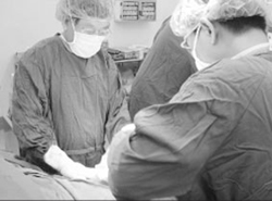 Các bác sĩ Bệnh viện Việt-Đức  thưc hiện ca phẫu thuật ghép gan.