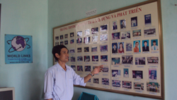 Thầy giáo Phạm Trọng Nghiệp trong phòng truyền thống của nhà trường