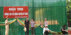 Tiết mục biểu diễn tuyên truyền luật ANGT của thị trấn Kỳ Sơn