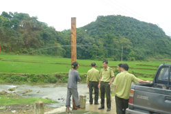 Cán bộ kiểm lâm huyện Tân Lạc tăng cường kiểm tra các vi phạm về quản lý bảo vệ rừng tại các cửa rừng