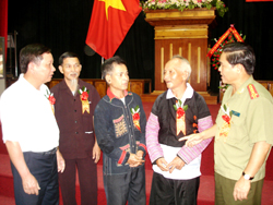 Các đồng chí lãnh đạo tỉnh trao đổi với các cá nhân tiêu biểu trong phong trào Toàn dân bảo vệ ANTQ giai đoạn 2005 - 2010