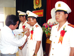 Với những chiến công xuất sắc, Thượng tá Nguyễn Ngọc Quang (giữa) đã được Đảng, Nhà nước trao tặng Huân chương Chiến công hạng Ba