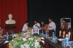 Đại diện các đơn vị trong khối thi đua các cơ quan Đảng tỉnh bỏ phiếu bầu đơn vị xuất sắc tiêu biểu 5 năm (2006-2010) đề nghị UBND tỉnh tặng cờ thi đua xuất sắc