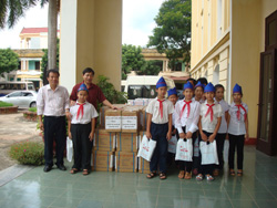 Đồng chí Bùi Văn Cửu, Phó Chủ tịch UBND tỉnh và Liên đoàn Công ty giấy Hải Tiến tặng vở cho học sinh nghèo