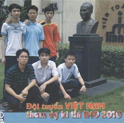 Sáu học sinh Việt Nam tham dự kỳ thi Olympic Toán quốc tế chụp ảnh bên tượng GS.TS Lê Văn Thiêm tại Viện Toán học