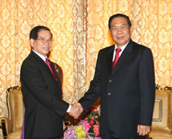 Chủ tịch nước CHDCND Lào Chum-ma-ly Xay-nha-xỏn đón Chủ tịch nước Nguyễn Minh Triết